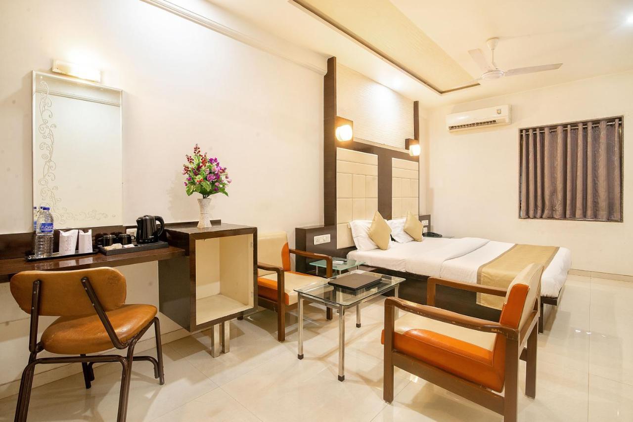 Hotel Satkar Сурат Экстерьер фото